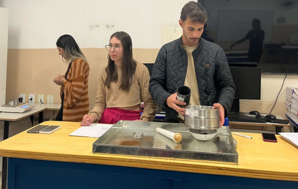 Estudantes de Machado participam de aula prática de análise de solo