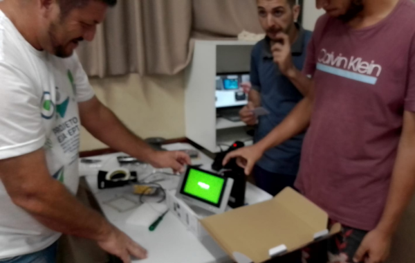 Estudantes simulam a instalação de um sistema de vigilância com câmeras