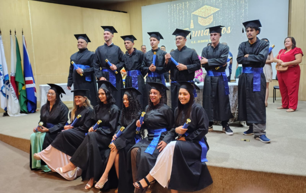 Formatura celebra a trajetória de estudantes do EJA-EPT em escolas parceiras da SRE/MG
