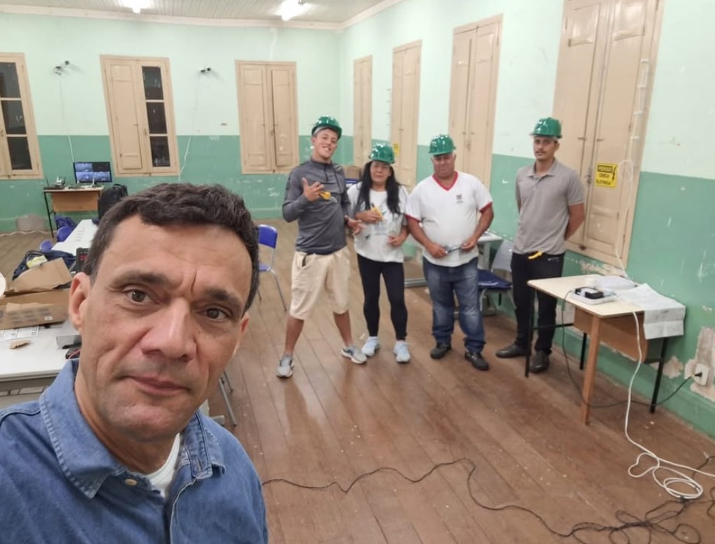 Alunos realizam atividade prática de instalação de cerca elétrica em Passa Quatro