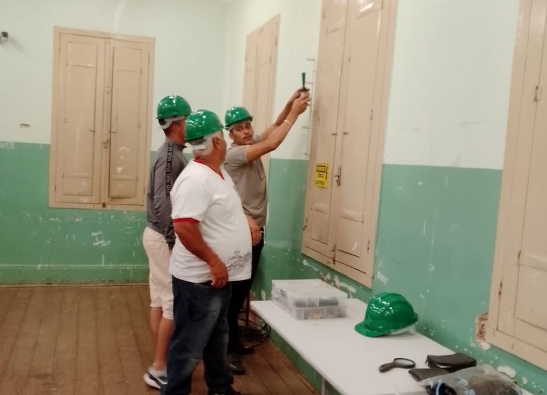 Alunos realizam atividade prática de instalação de cerca elétrica em Passa Quatro