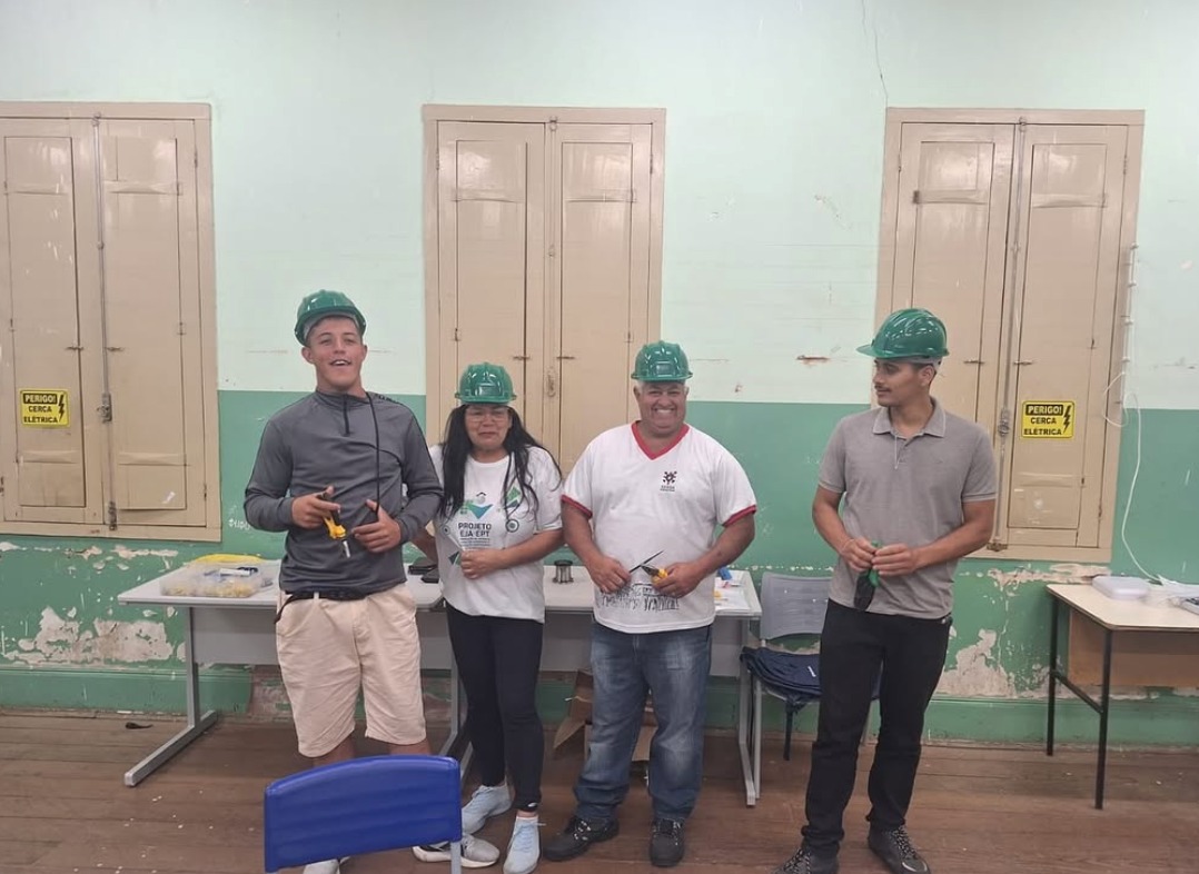 Alunos realizam atividade prática de instalação de cerca elétrica em Passa Quatro