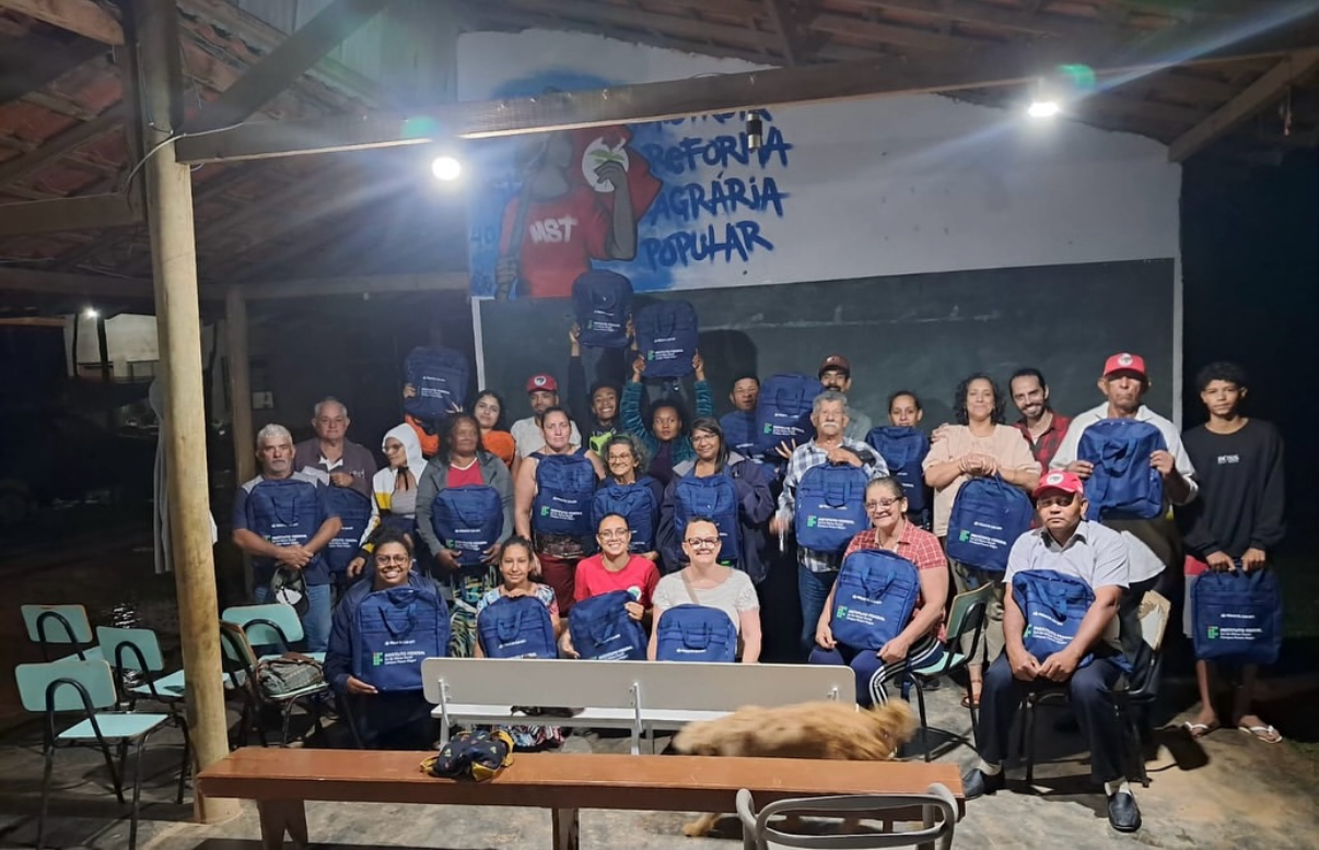 Encontro marca planejamento e entrega de materiais do Projeto EJA-EPT em Campo do Meio